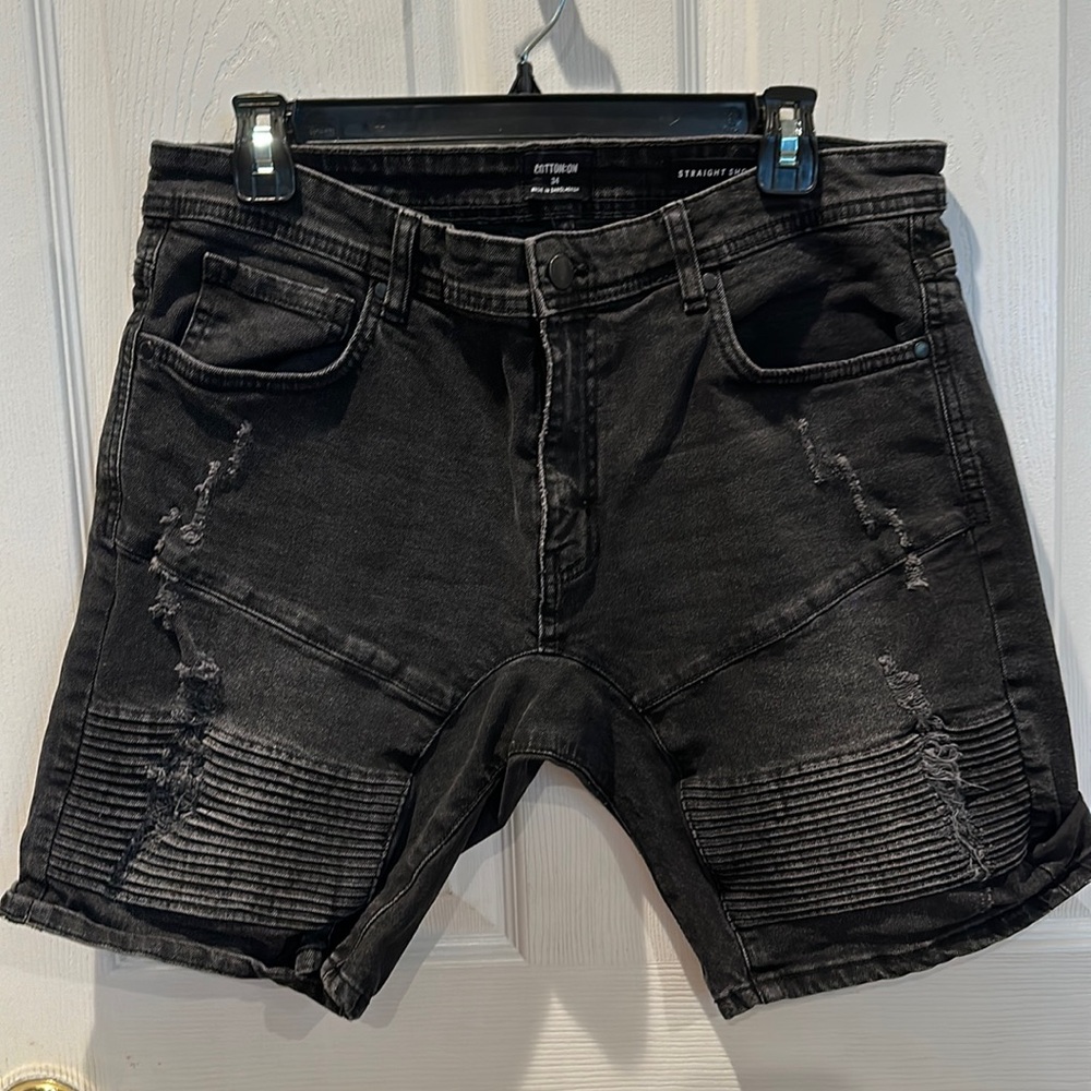 Men 34 Distressed Black straight jean shorts